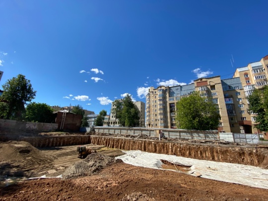 Устройство ограждения котлована на территории многоквартирного дома 